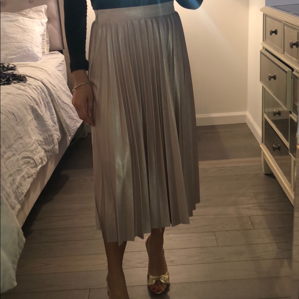 Metallic pink pleaded skirt
